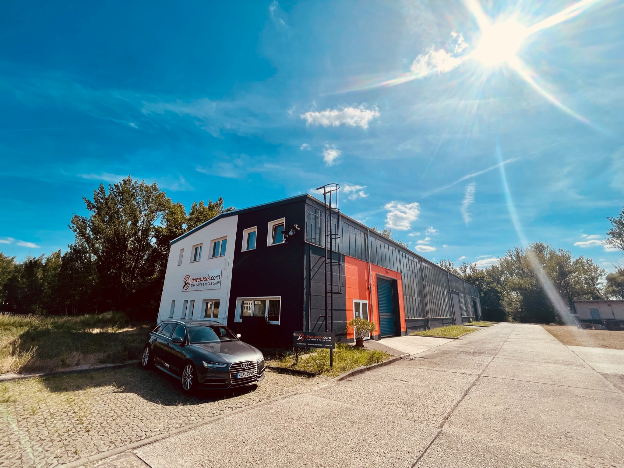 stattliche arbeiter-in-uniform-indem-sie-werkzeuge-fur-die-malerei-im-gebaude-shop-rjr475.jpeg